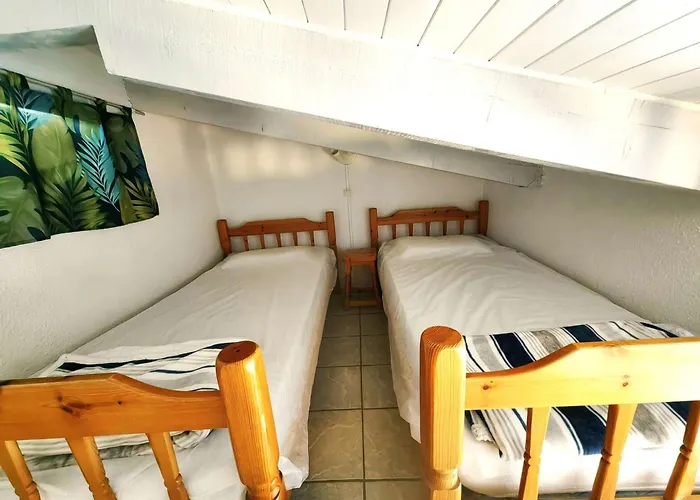 T2 Climatisé Avec Mezzanine, Piscine Et Parking, Proche - - Fr-1-607-119 *